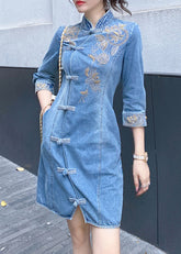 Vestido vaquero ajustado con botones florales bordados en azul y mangas de pulsera